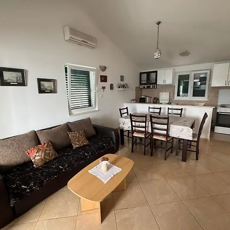 Beachside 2-bed Bliss! *