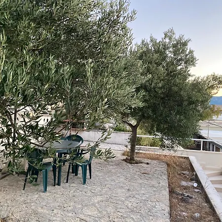Beachside 2-bed Bliss!