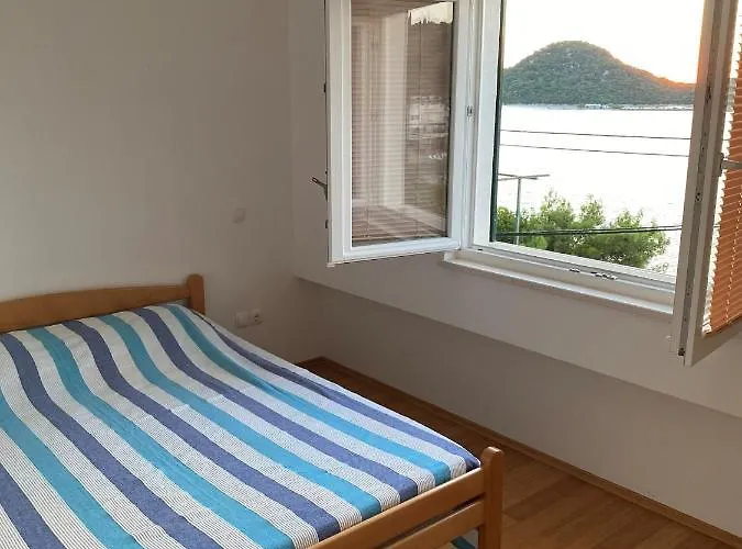 Beachside 2-bed Bliss!